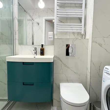 B1 - Duke Room - Warsaw City Haven - Shared Bathroom Exterior photo